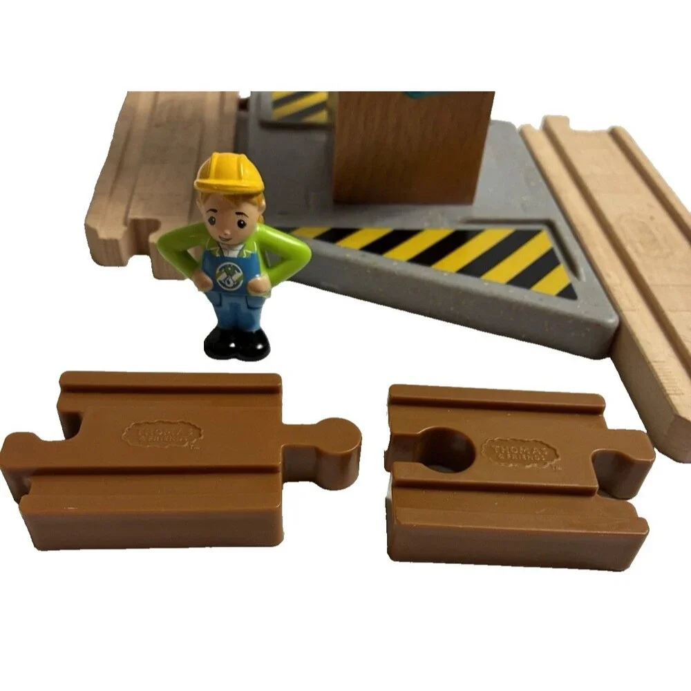 Thomas & Friends Wood Spin & Lift Crane Set 2017 Figure Troublesome Train Cargo